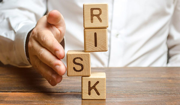 مدیریت ریسک فرآیند شناسایی، ارزیابی و اولویت بندی ریسک‌ها است و به دنبال توسعه و اجرای اقداماتی برای کنترل، نظارت و بررسی ریسک‌ها است.